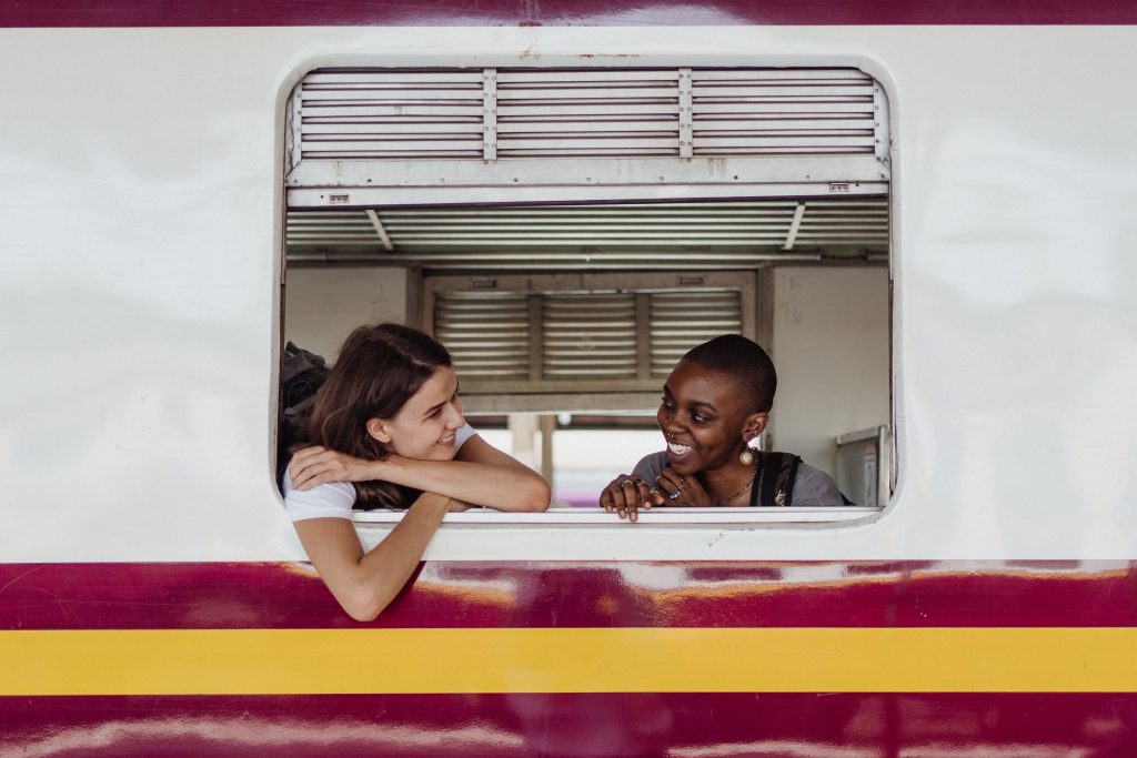 Viajar en tren puede ser una experiencia distintas y te ayudará a aprovechar el dinero en tus viajes