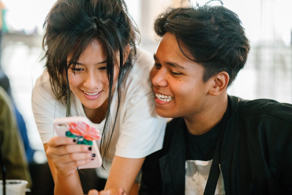 ¿Pueden tener tarjetas de crédito los adolescentes? Conoce qué producto financiero les servirá para aprender.