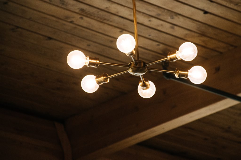 Para ahorrar electricidad, no dejes luces encendidas en habitaciones donde no te encuentras.